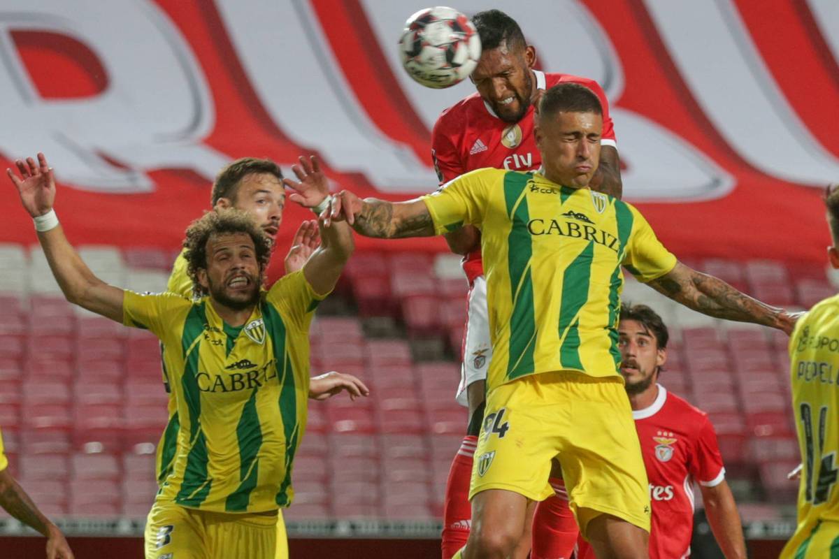 包含阿贾克斯迎葡超关键赛，转会期状态回暖，话题不断，更衣室氛围转暖的词条