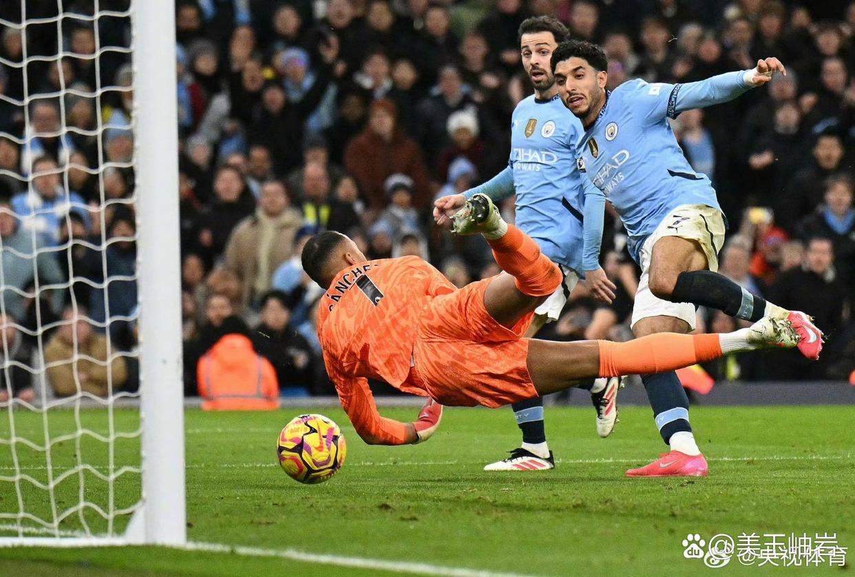 包含阿贾克斯迎葡超关键赛，转会期状态回暖，话题不断，更衣室氛围转暖的词条